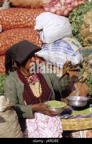 Guatemala, San Francisco El Alto, mercato, donna, verdure, pesare, Foto Stock