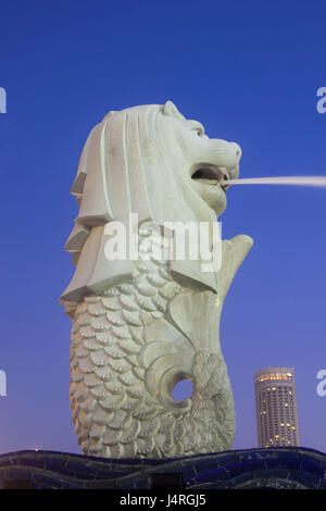 Singapore, Singapore città, il Parco Merlion, scultura Merlion, crepuscolo, Foto Stock