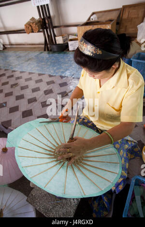 Thailandia Chiang maggio, Bo canzone, ombrello Village, Donna, produzione, carta schermi, nessun modello di rilascio, Foto Stock