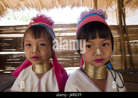 Thailandia, golden angolo superiore, Chiang maggio, lungo collo Karen Bergvolk, Padaung bambini, ragazze, due, ritratto, nessun modello di rilascio, Foto Stock