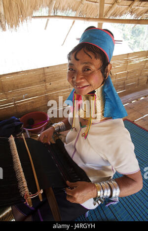 Thailandia, golden angolo superiore, Chiang maggio, lungo collo Karen Bergvolk, Padaung donna, telaio, sedersi, sorriso, metà ritratto, nessun modello di rilascio, Foto Stock