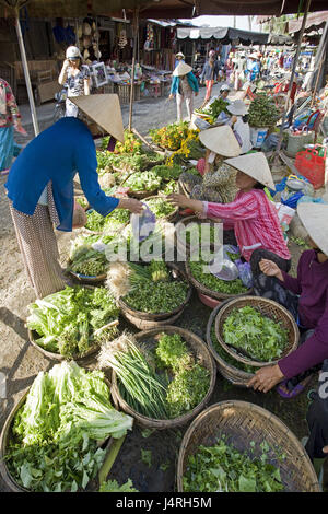 Il Vietnam, Hoi, Makrtfrauen, street sales, verdure, Foto Stock
