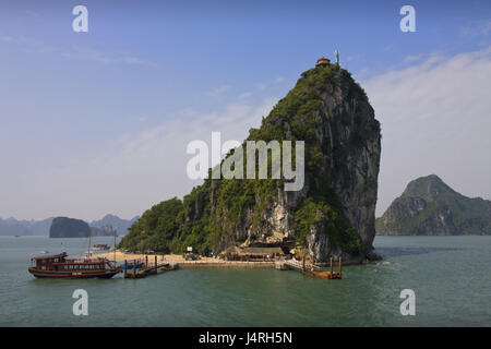 Il Vietnam, Halong Bay, bile isola, pontile, navi, Foto Stock