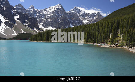 Lago glaciale, turchese, shore, boscosa, una vacanza attachment, Horizon, scenario di montagna, cielo blu, Canada, provincia Alberta, Banff parco nazionale, montagne rocciose, Valle dei Dieci Picchi, Moraine salamoia, Foto Stock