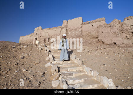 Rovine del tempio El-Ghweita, uomo, scale, Kharga oasi nel deserto libico, Egitto, Foto Stock