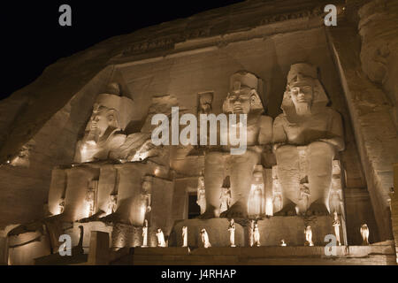 Grande tempio del faraone Ramses II, illuminateds, Abu Simbel Egitto, Foto Stock