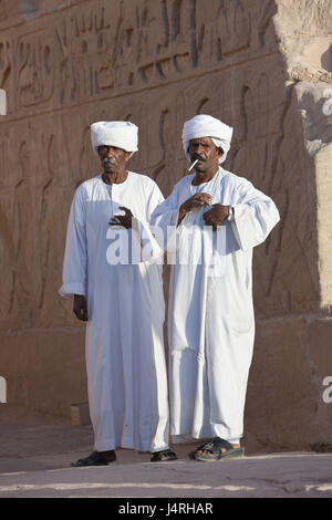 Gli uomini, locali, grande tempio del faraone Ramses II, Abu Simbel Egitto, Foto Stock