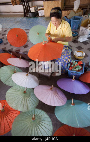 Thailandia Chiang maggio, Bo canzone, ombrello Village, Donna, produzione, carta schermi, nessun modello di rilascio, Foto Stock