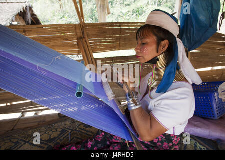 Thailandia, golden angolo superiore, Chiang maggio, lungo collo Karen Bergvolk, Padaung donna, telaio, sedersi a lato, nessun modello di rilascio, Foto Stock