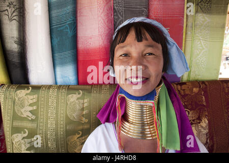 Thailandia, golden angolo superiore, Chiang maggio, lungo collo Karen Bergvolk, Padaung donna, sorriso, ritratto, nessun modello di rilascio, Foto Stock