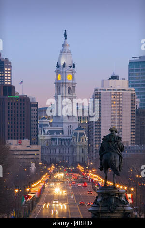 USA, Città di Philadelphia, municipio Benjamin Franklin Parkway, luci, sera, Foto Stock