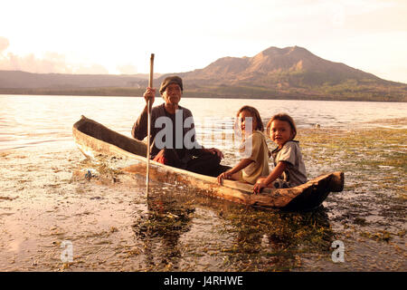 Indonesia, Bali, isola, Batursee, lago, Gunung Batur, Monte Batur, vulcano Crater Lake, scenario, Kedisan, Trunyan, Fischer, famiglia, nessun modello di rilascio, Foto Stock