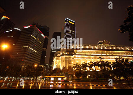 Singapore, isola, città, skyline, centro Fullerton hotel, notte, Foto Stock