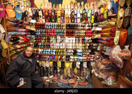 Il Marocco, Fez, città vecchia, Medina, Souq, Bazaar, Mercato, viaggio, viaggiare, vita quotidiana, economia, Suk, alto, centro di carico, shop, una palla di cuoio, scarpe uomo, nessun modello di rilascio, Foto Stock