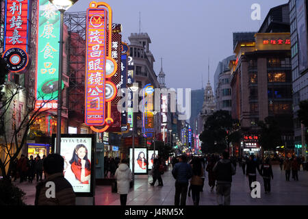 Insegne al neon accesa su Nanjing Road. La zona è il principale quartiere dello shopping di Shanghai, Cina Foto Stock