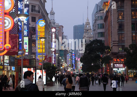 Insegne al neon accesa su Nanjing Road. La zona è il principale quartiere dello shopping di Shanghai, Cina Foto Stock