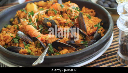 Vista ravvicinata di deliziosi piatti di pesce spagnolo paella: cozze, gamberoni, langoustine, eglefino Foto Stock