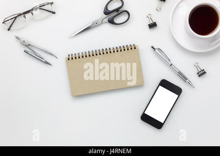 Top Visualizza accessori ufficio concetto.telefono mobile,caffè,notepaper,pen,appunti su bianco scrivania in ufficio. Foto Stock