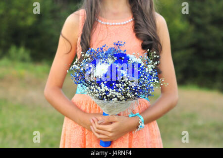 Cameriera d'onore holding spose bouquet blu Foto Stock