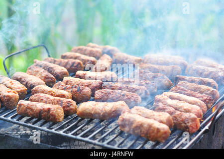 Tradizionale cibo rumeno, grigliate di carne rotoli noti come mititei Foto Stock