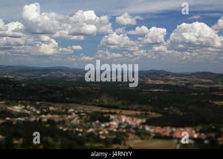 Cumulus humilis nuvole al di sopra della pianura, a est di Serra da Estrela, Portogallo Foto Stock