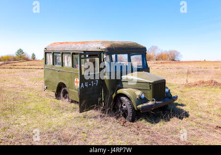 Samara, Russia - 30 Aprile 2017: verde militare abbandonato retrò bus nella natura Foto Stock
