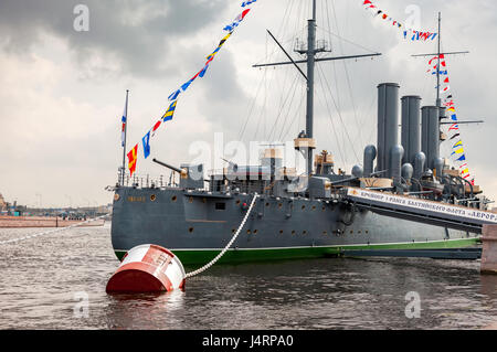 ST. PETERSBURG, Russia - 29 luglio 2016: Il leggendario rivoluzionario incrociatore Aurora presso il luogo di eterno parcheggio sul terrapieno di Pietrogrado Foto Stock