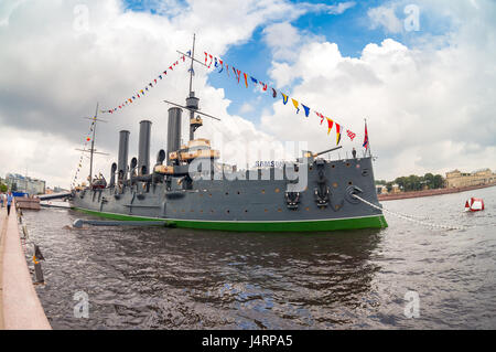 ST. PETERSBURG, Russia - 29 luglio 2016: Il leggendario rivoluzionario incrociatore Aurora presso il luogo di eterno parcheggio sul terrapieno di Pietrogrado Foto Stock