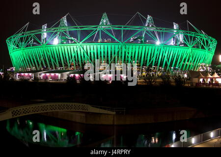 Stadio olimpico si illuminano di notte la regina Elisabetta 11 Parco Olimpico di Stratford London Inghilterra England Foto Stock