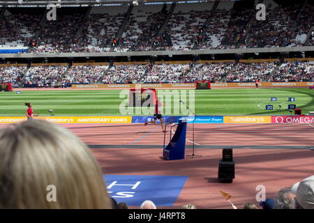 Jamie Theakston vincendo il relè di celebrità anniversario giochi Olympic Stadium Queen Elizabeth 11 Parco Olimpico di Stratford London Foto Stock