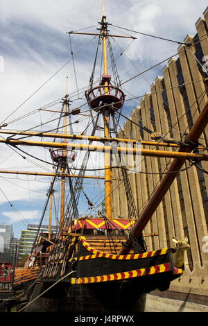 Golden Hinde 11 è una ricostruzione della nave originale che fu capitanata da Sir Francis Drake e lanciato nel 1577. La replica è basato in St Mar Foto Stock