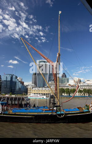 Chiatta Spritsail Gladys è parte della storica nazionale certificato della flotta 204 e fu costruito nel 1901 in background è la città di Londra skyline L Foto Stock