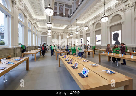 Interno del negozio Apple Store Birmingham West Midlands England Regno Unito Foto Stock