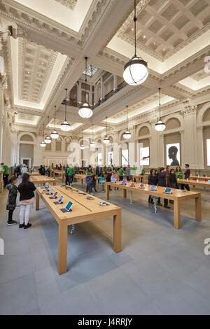 Interno del negozio Apple Store Birmingham West Midlands England Regno Unito Foto Stock