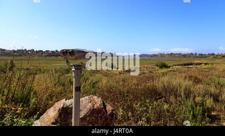 Il visualizzatore di telescopio puntato la Upper Newport Bay Nature Preserve il sentiero si snoda lungo il Marsh, dove potrete vedere la fauna selvatica in Newport Beach, CA Foto Stock