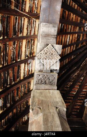 Motivi tradizionali scolpiti su colonne di legno al Embekke Devalaya in Embekke, Kandy. Foto Stock