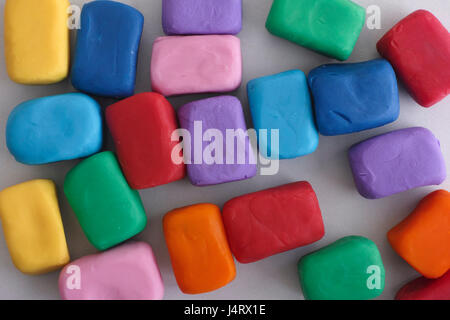 Blocchi colorati fatti di plastilina. Close up. Foto Stock