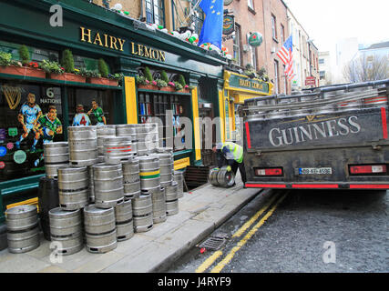 La consegna di Guinness barili di birra ai tradizionali pelose pub di limone, città di Dublino in Irlanda, Repubblica Irlandese Foto Stock