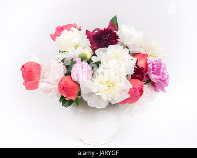 La seta rose bouquet di fiori su sfondo bianco Foto Stock