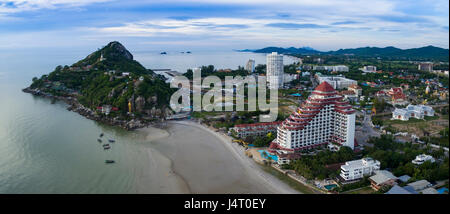 Vista aerea di Wat Khao tao tempio a khhua hin beach prachuapkhirikhan sud della Thailandia Foto Stock