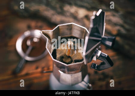 Italiano tradizionale caffettiera con caffè caldo che fluisce fuori dal tubo di lancio Foto Stock