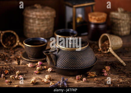 Teiera giapponese nera in ghisa e tè con foglie di menta verde su sfondo  blu in cemento con spazio per la copia Foto stock - Alamy