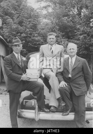 Tre ben vestito Italian American uomini in posa con Automobile Vintage, USA, 1930 Foto Stock