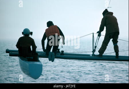 AJAX NEWS PHOTOS - 13TH OCT, 1978. WEYMOUTH, INGHILTERRA. - SPEED WEEK - CATAMARANO AMERICANO A VELA SLINGSHOT INIZIA UN'ALTRA CORSA. SKIPPER E PROPRIETARIO (A SINISTRA) È OLIVER CARL THOMAS DI TROY, MICHIGAN, USA. PHOTO:RICK GODLEY/AJAX REF:60305 28 Foto Stock