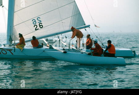 AJAX NEWS PHOTOS - 13TH OCT, 1978. WEYMOUTH, INGHILTERRA. - SPEED WEEK - CATAMARANO AMERICANO A VELA SLINGSHOT INIZIA UN'ALTRA CORSA. SKIPPER E PROPRIETARIO LA MACCHINA FOTOGRAFICA PIÙ VICINA (A DESTRA) È OLIVER CARL THOMAS DI TROY, MICHIGAN, USA. PHOTO:RICK GODLEY/AJAX REF:60305 29 Foto Stock