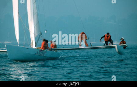 AJAX NEWS PHOTOS - 13TH OCT, 1978. WEYMOUTH, INGHILTERRA. - SPEED WEEK - CATAMARANO AMERICANO A VELA SLINGSHOT INIZIA UN'ALTRA CORSA. SKIPPER E PROPRIETARIO (A DESTRA) È OLIVER CARL THOMAS DI TROY, MICHIGAN, USA. PHOTO:RICK GODLEY/AJAX REF:60305 30 Foto Stock