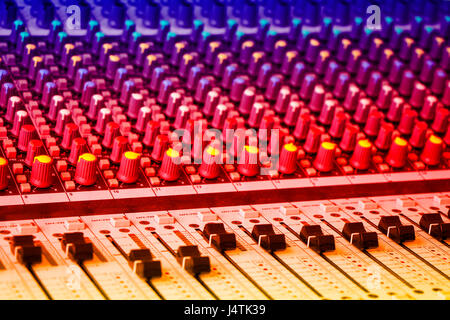 Audio della console di miscelazione con colorati i tasti retroilluminati Foto Stock