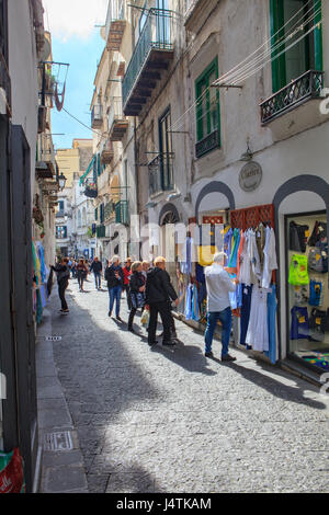 AMALFI cittadina a sud italia - Novembre 5 : turistiche a piedi nella strada stretta in amalfi importante meta di viaggio di costa mediterranea sulla linea Foto Stock
