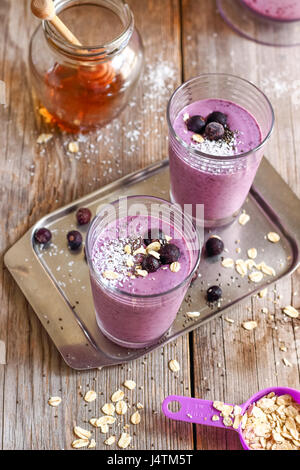 Una sana mirtillo cocco frullato di latte Foto Stock