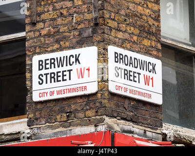 Stile tradizionale London Street segni in corrispondenza della giunzione di Berwick Street e Broadwick Street a Londra nel quartiere di Soho. Foto Stock